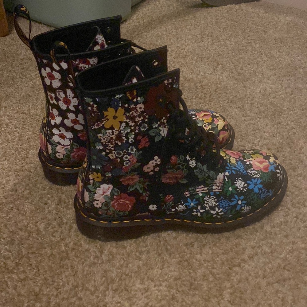 Dr. Marten’s Pascal Floral Boot Size 7